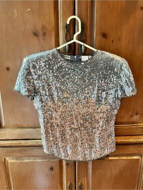 HARRISON MORGAN. SILVER SPARKLY SEQUINED SHORT SLEEVE ROUND NECK  TOP. SMALL